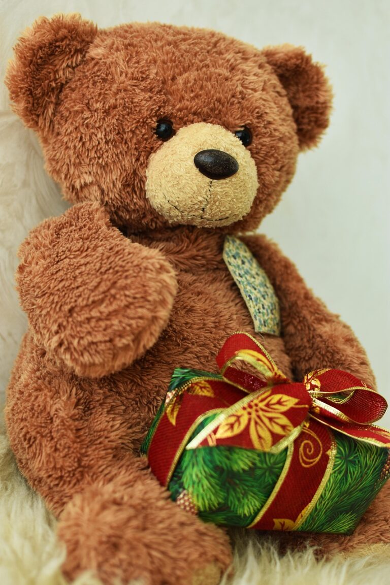 Что подарить коллеге девушке